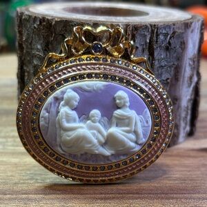 Joan Rivers Classic Collection lavender cameo brooch